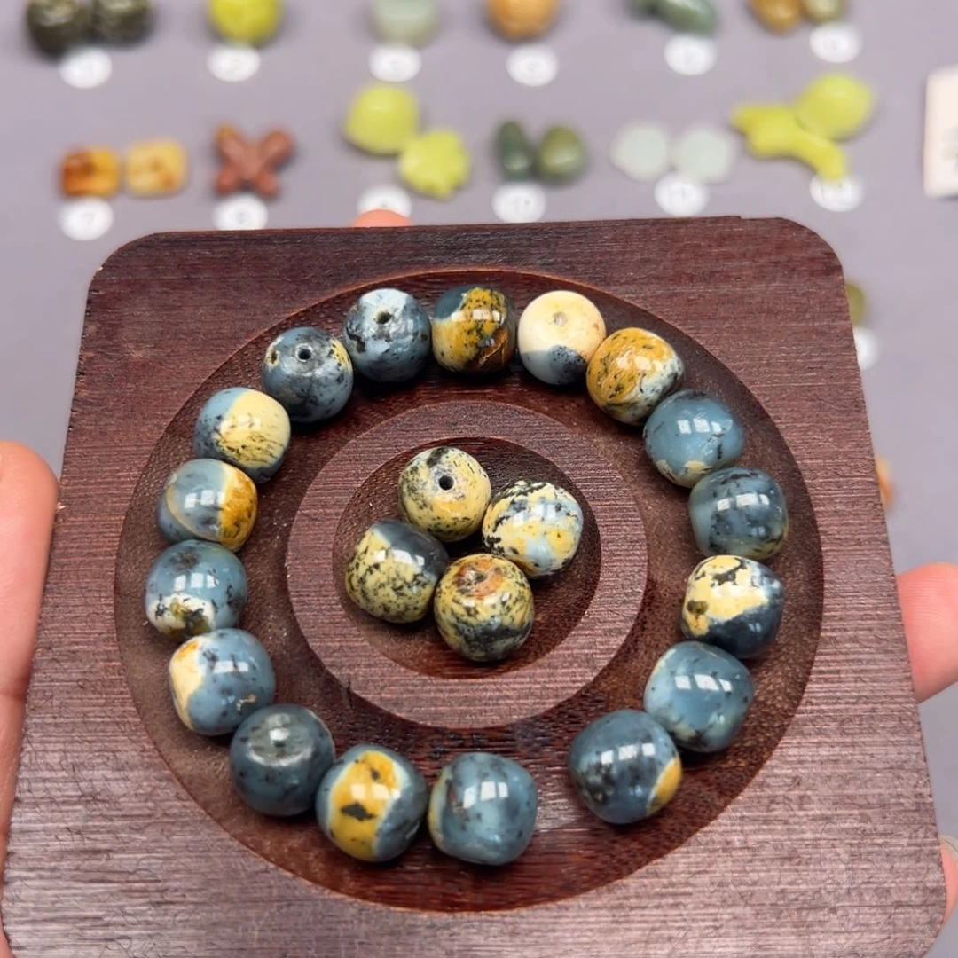 蛇纹石玉未镶嵌颈饰刘*团