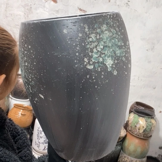 紫砂花盆口22高33，黑