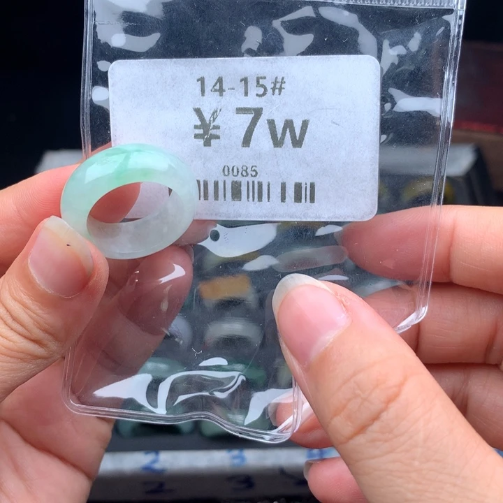 翡翠戒指未镶嵌小**宝戒圈