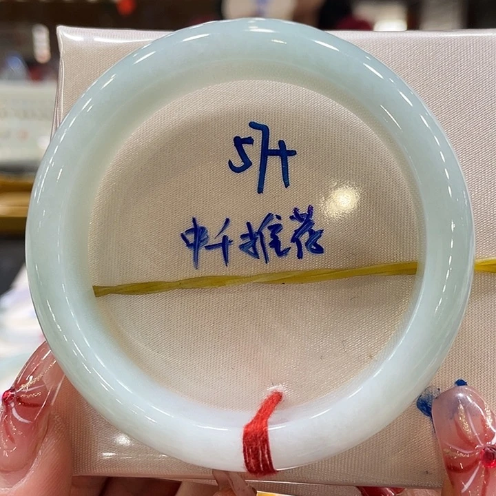 翡翠手镯未镶嵌翡翠手镯