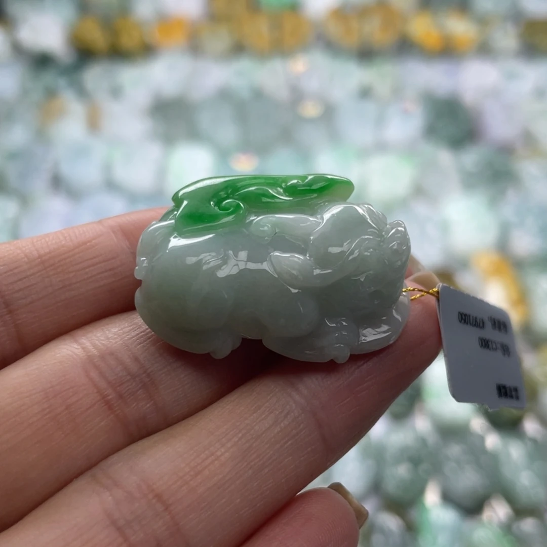 翡翠未镶嵌颈饰貔貅