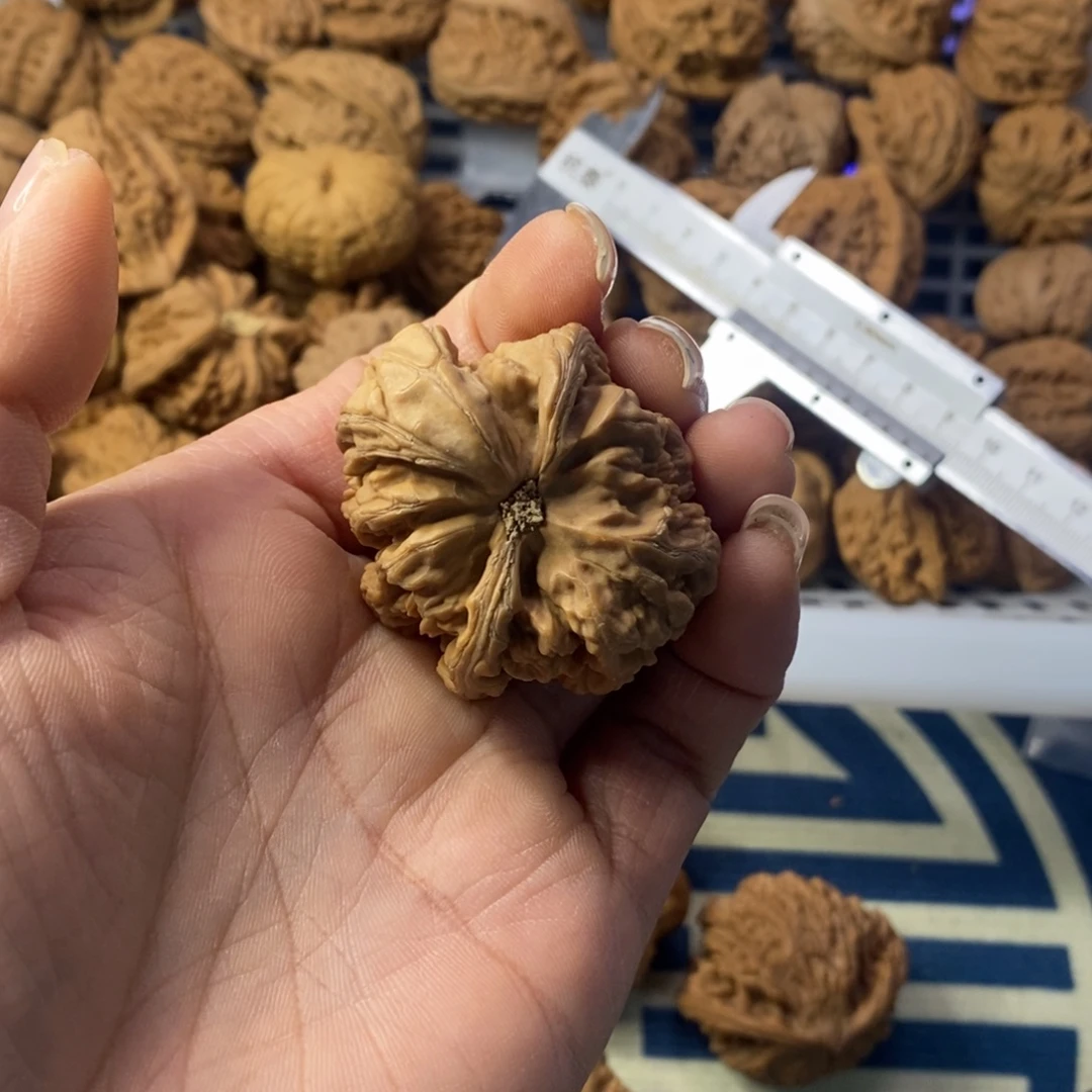 鲁***吃文玩核桃吊坠粗筋