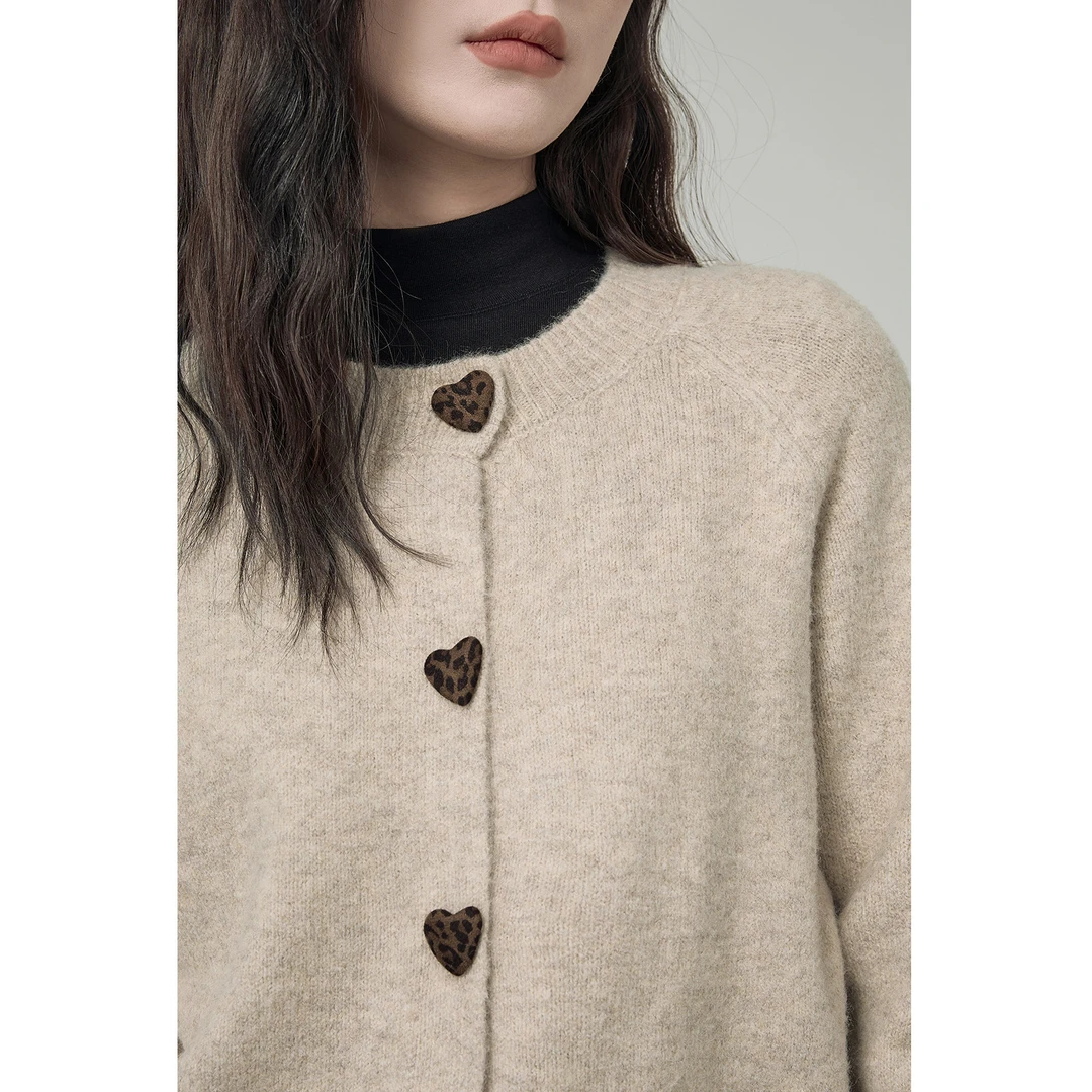 燕麦色针织毛衣女冬季2025年新款别致豹纹爱心纽扣开衫SS28799