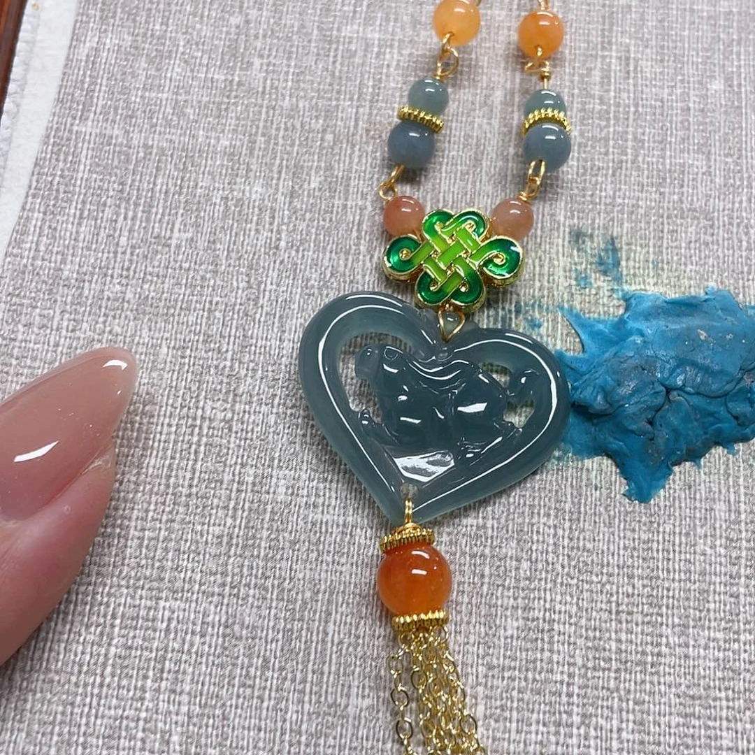 翡翠未镶嵌颈饰爱心吊坠