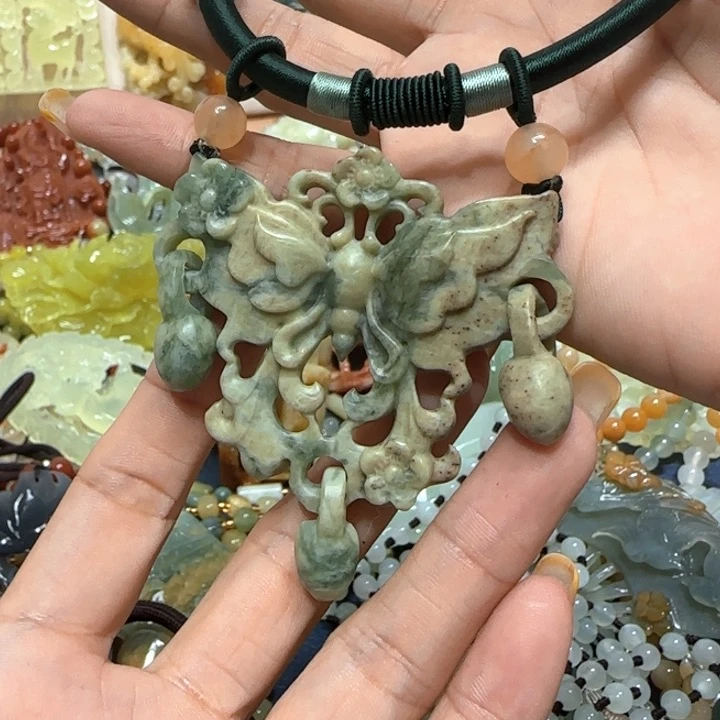 未镶嵌蛇纹石玉吊坠