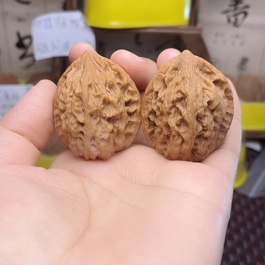 文玩核桃吊坠鸡心
