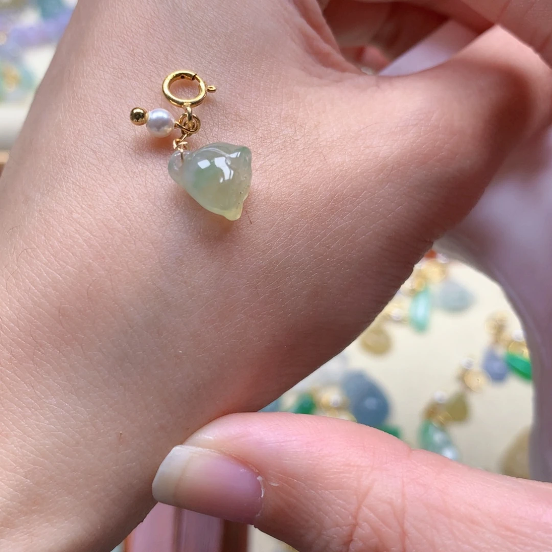 翡翠未镶嵌颈饰是