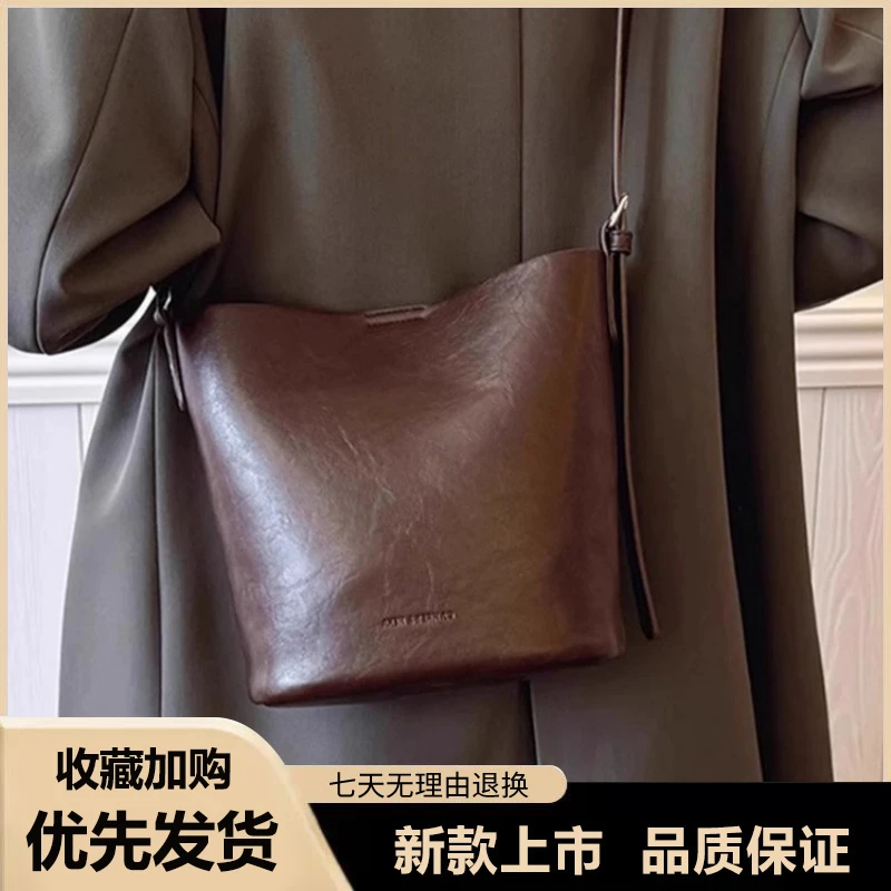 复古质感小包包女2025时尚新款单肩腋下包高级洋气通勤斜挎水桶包