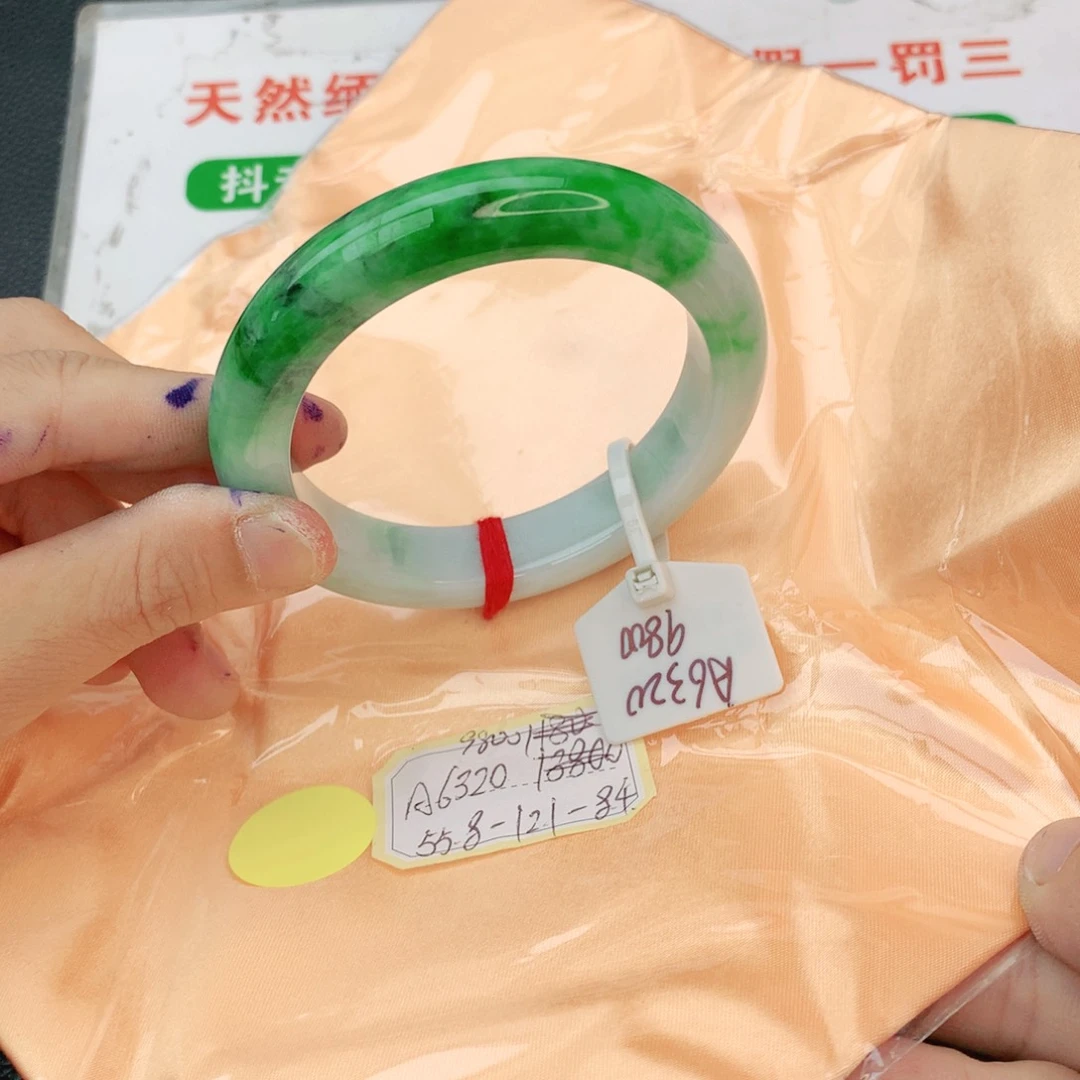 翡翠手镯未镶嵌翡翠