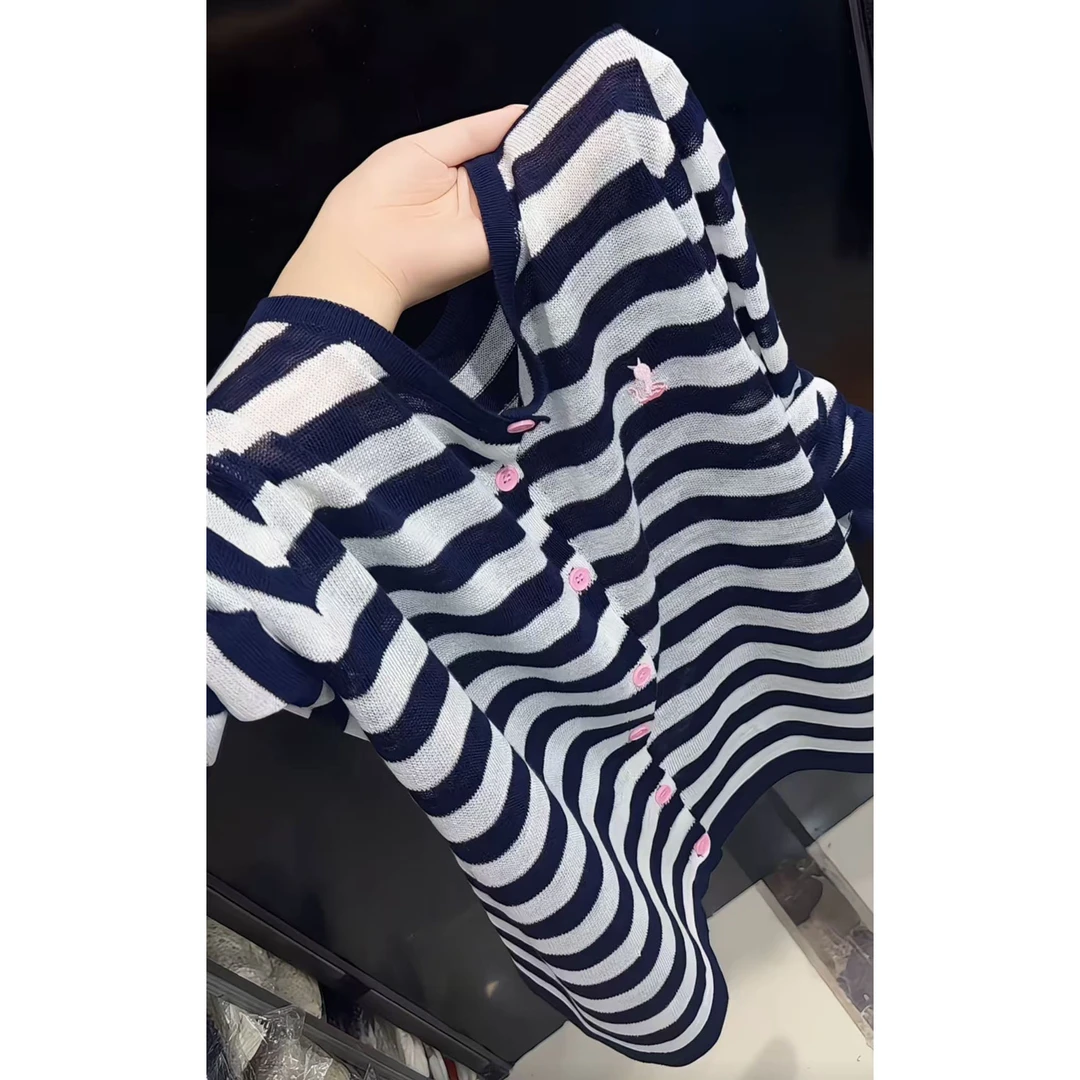 今年流行穿搭2025早秋新款温柔风条纹薄款毛针织衫单排扣长袖上衣