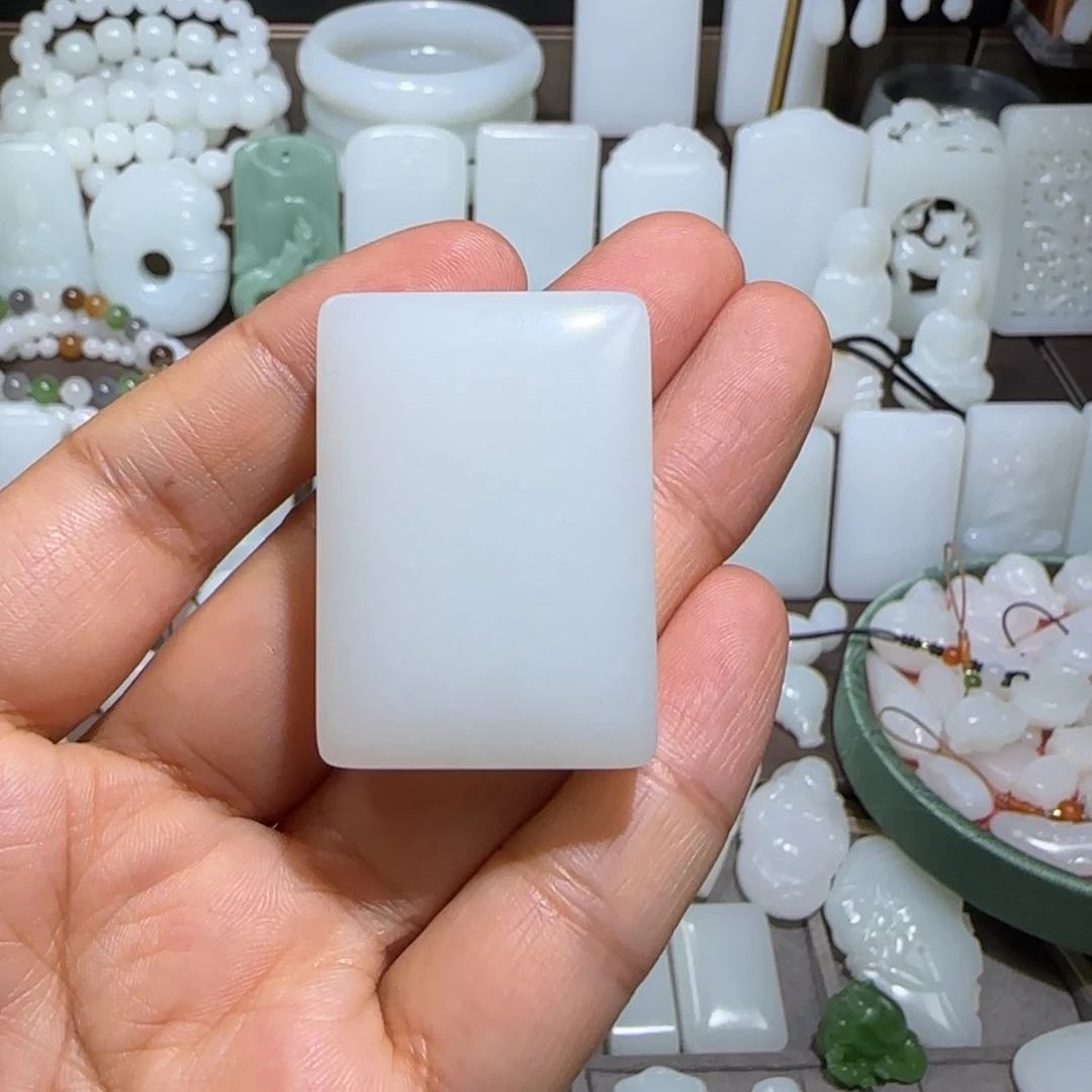 和田玉颈饰未镶嵌爱****?