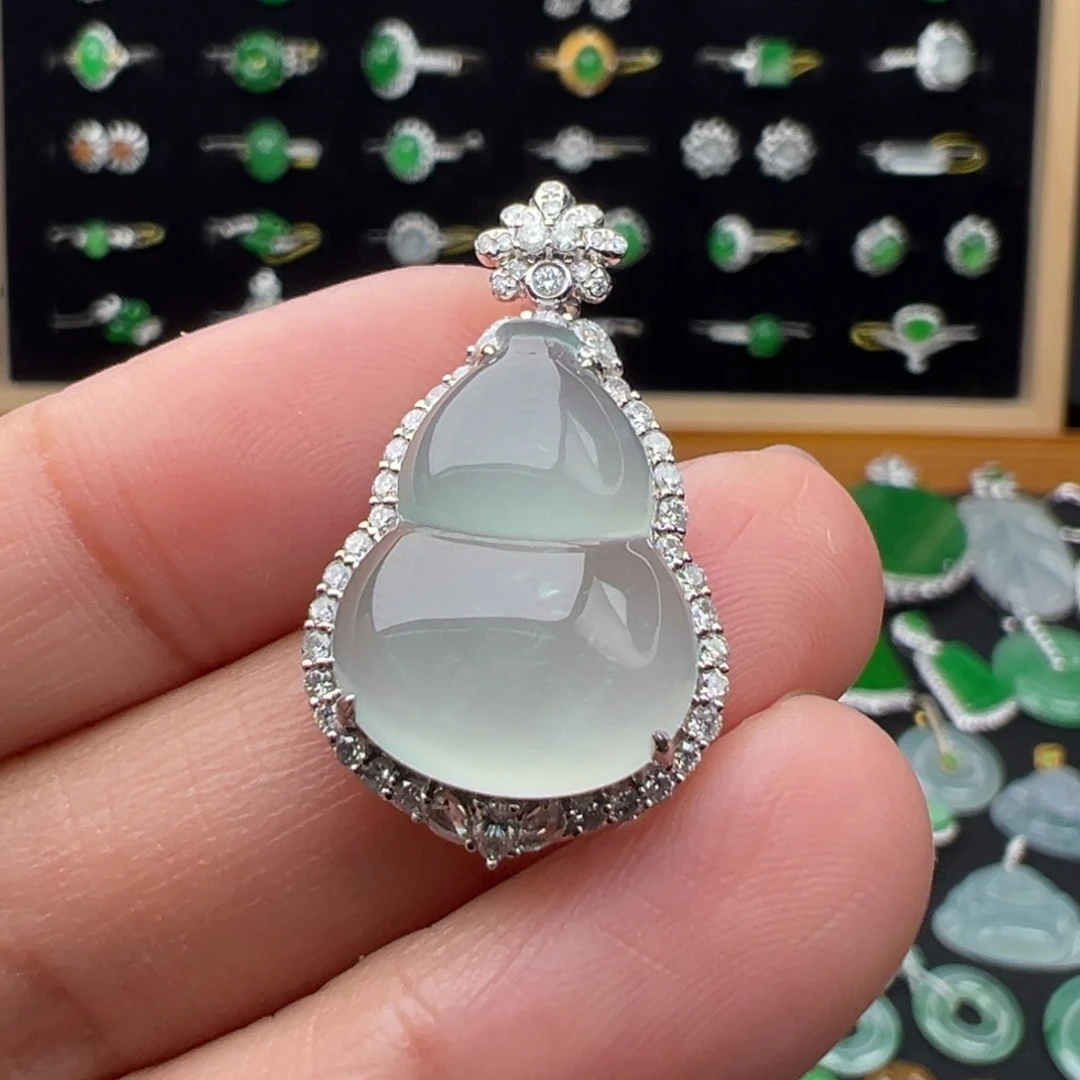 翡翠18K金镶嵌颈饰葫芦