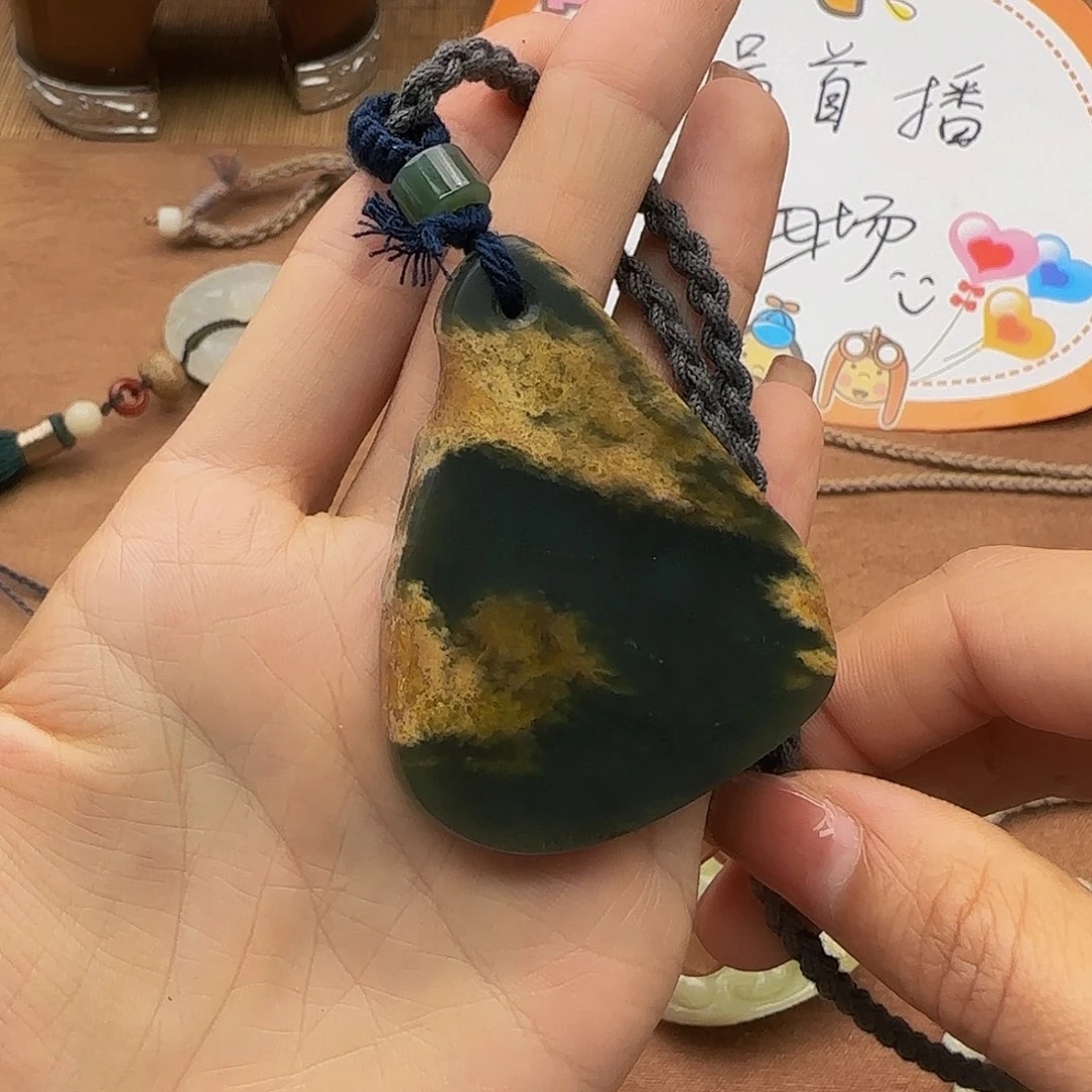哈***噢和田玉未镶嵌颈饰