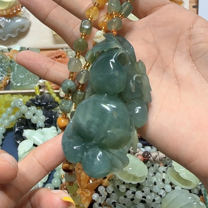 未镶嵌蛇纹石玉吊坠