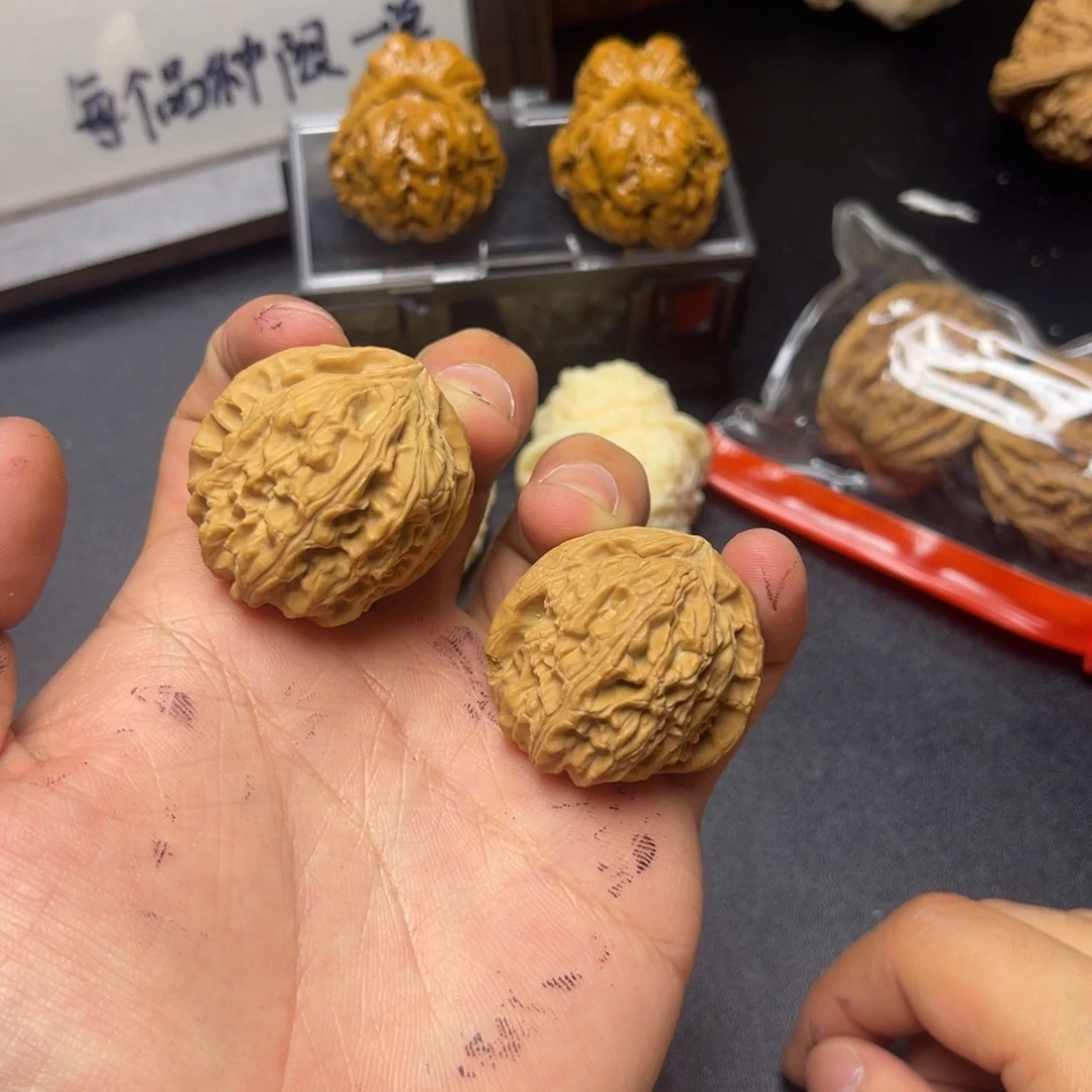 文玩核桃吊坠白狮子