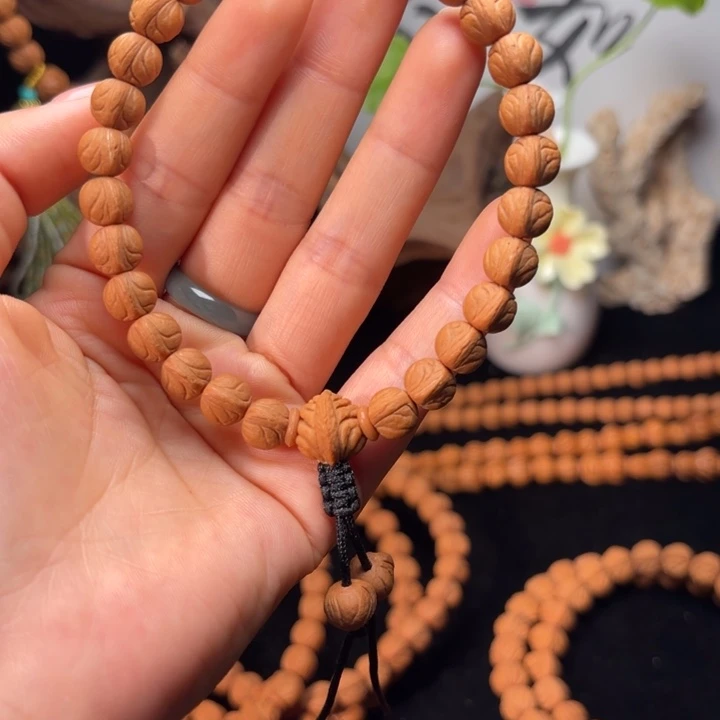 德***号桃核吊坠8.8尺寸玉龙脊原皮原色手持