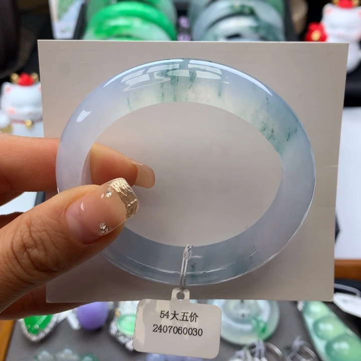 翡翠手镯未镶嵌正圈