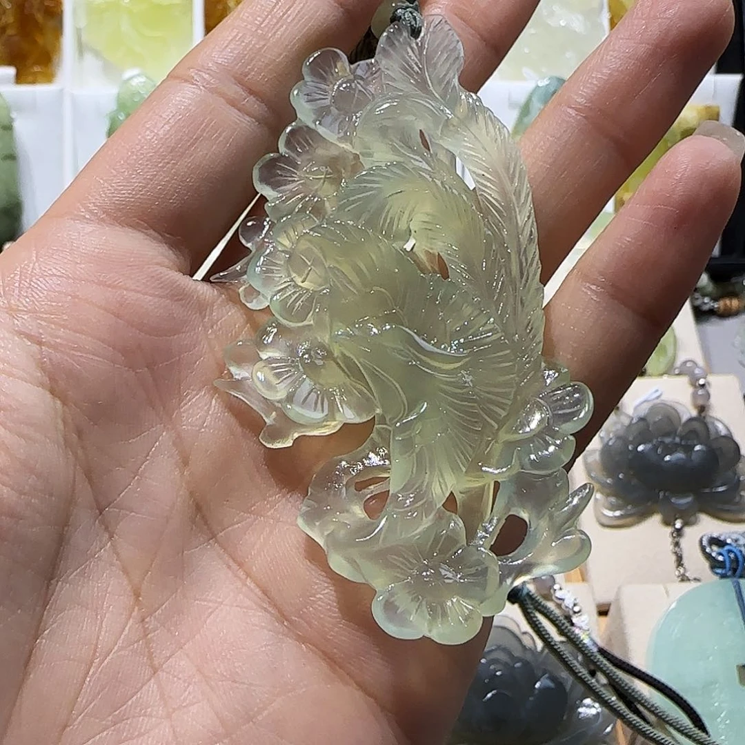 蛇纹石玉未镶嵌颈饰坦***叶