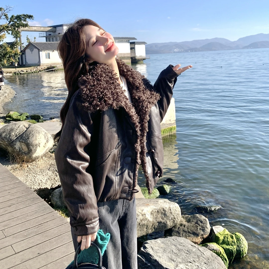 美拉德羊羔毛翻领PU皮羽绒服女2025冬季新款韩版显瘦90白鸭绒外套