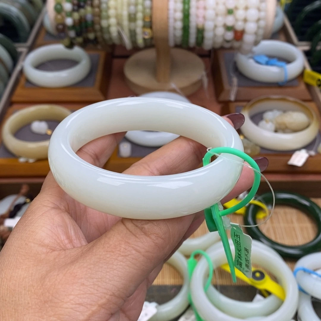 和田玉未镶嵌手镯