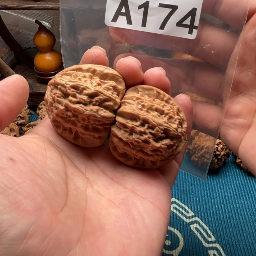 文玩核桃吊坠三角白