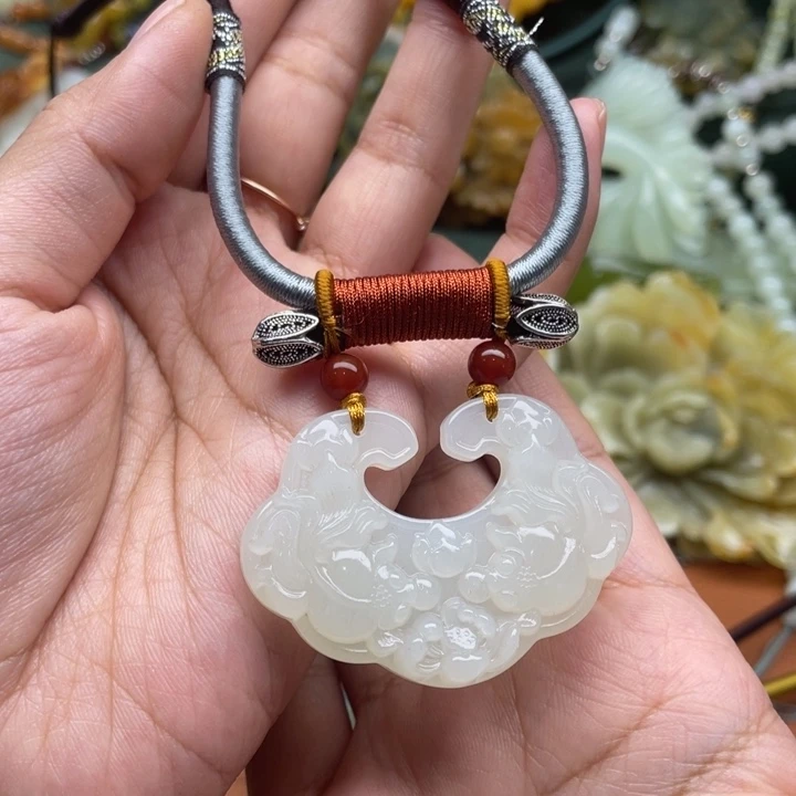 蛇纹石玉吊坠合金