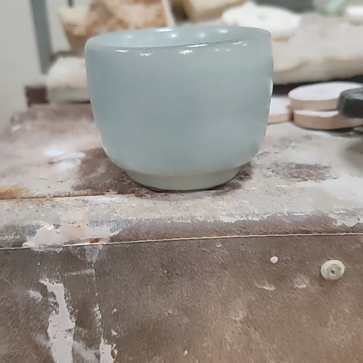 官瓷天青釉主人杯手拉坯