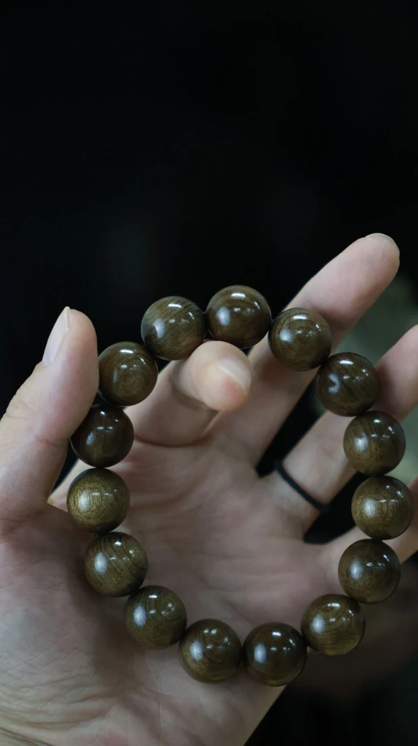 金丝楠木川料阴沉料精品顺纹素珠卡1.2   不带礼盒A48