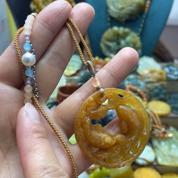 蛇纹石玉未镶嵌颈饰