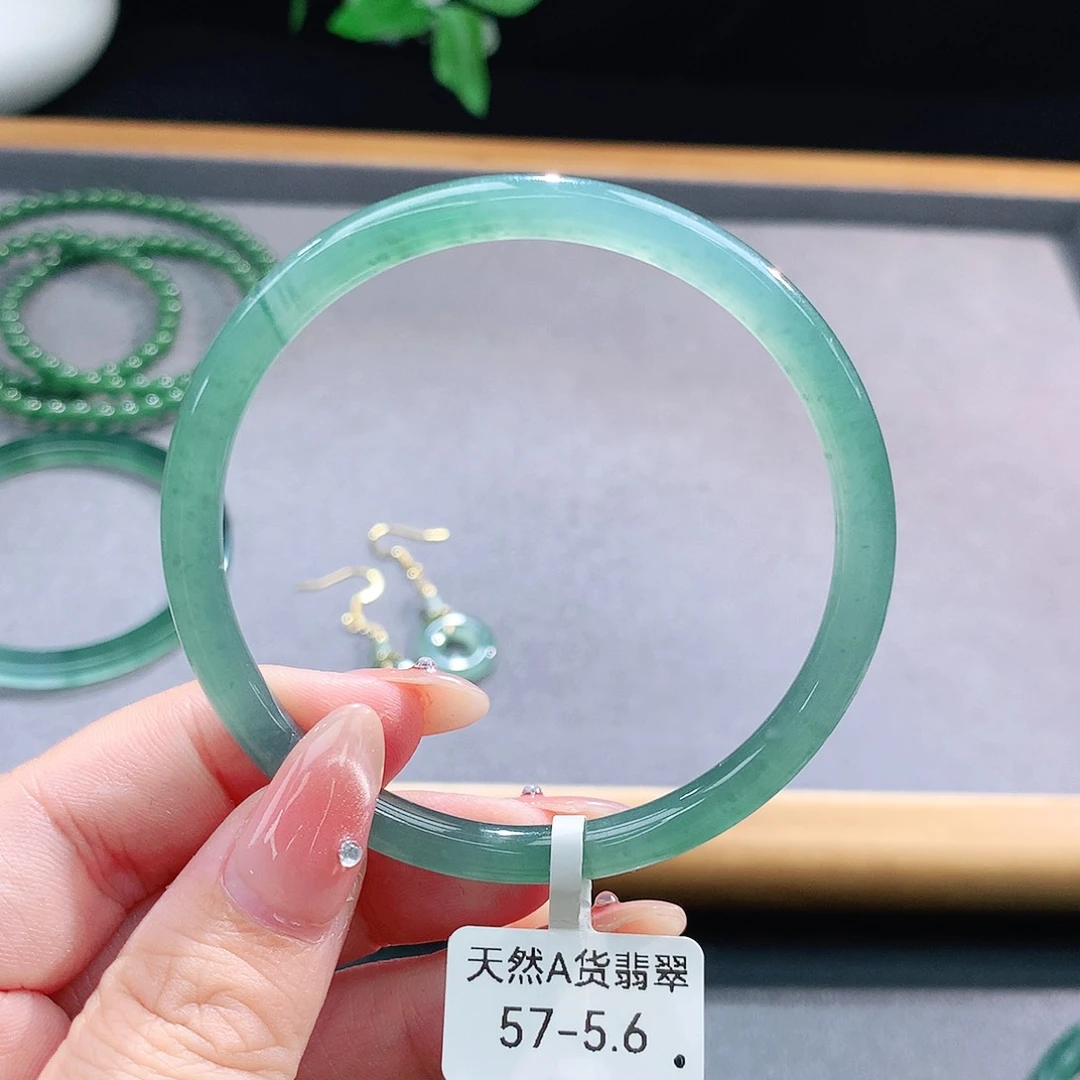 未镶嵌手镯（圆镯）翡翠