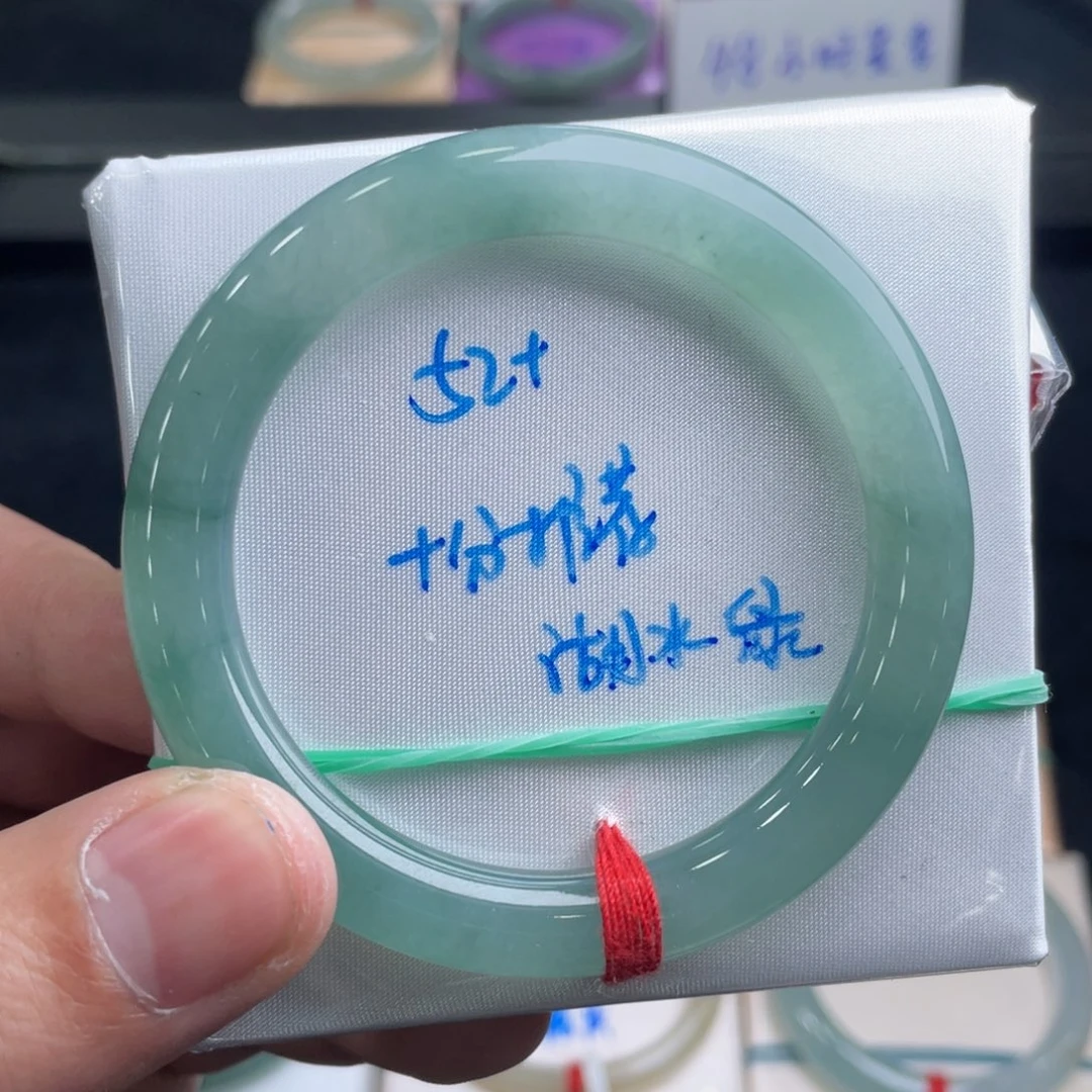 翡翠手镯未镶嵌翡翠手镯