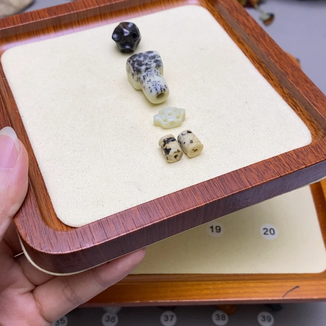 蛇纹石玉合金配饰周*，