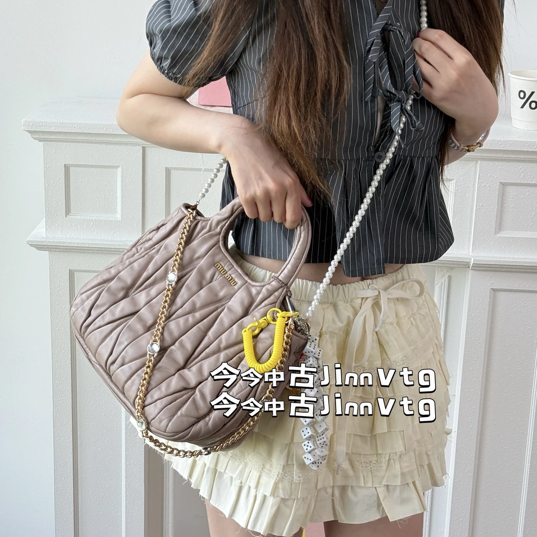 95新 MIU MIU/缪缪 粉棕色褶皱金标托特单肩斜挎包 063902