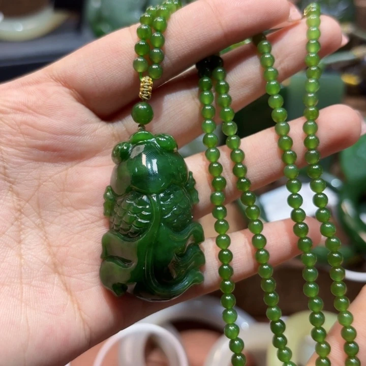 颈饰未镶嵌和田玉（碧玉）