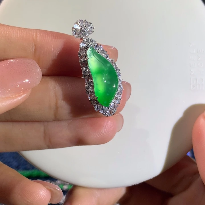 翡翠18K金镶嵌颈饰木那高冰甜绿飘花带雪花棉随形叶子