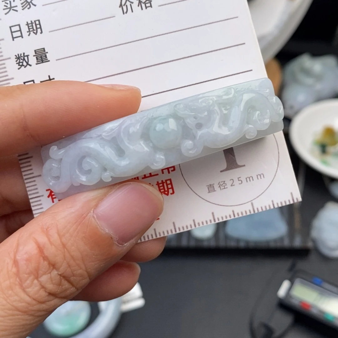 翡翠未镶嵌颈饰龙凤手牌