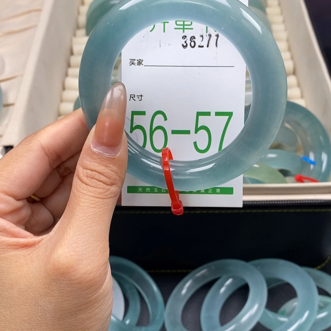 石英岩玉手镯未镶嵌和**美