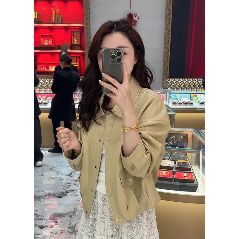 熙贝薇 2025春季新款翻领同色扣褶皱口袋皮衣机车夹克外套 G7072