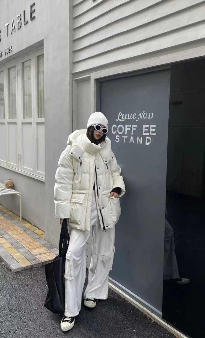 7721米白色连帽羽绒服