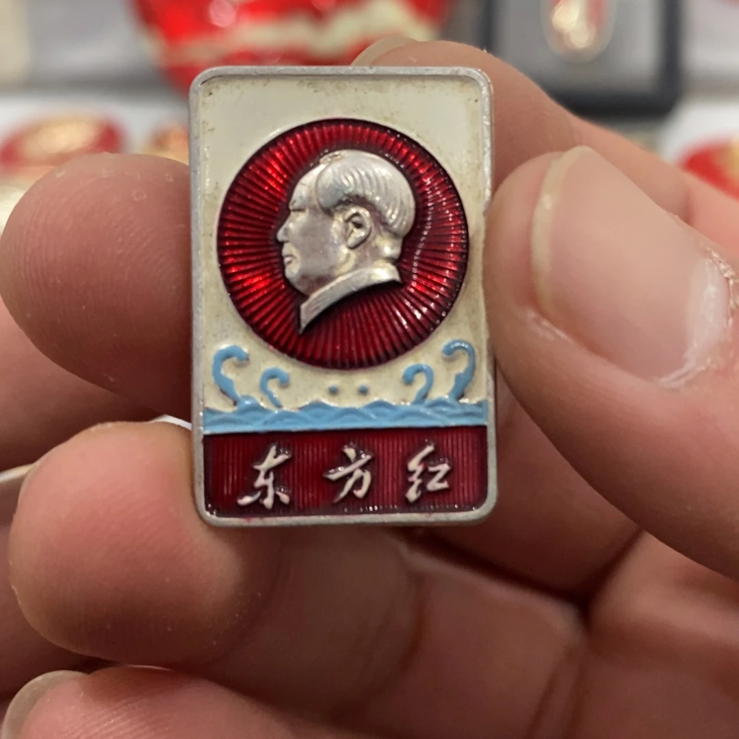 铝红色纪念章油彩东方红