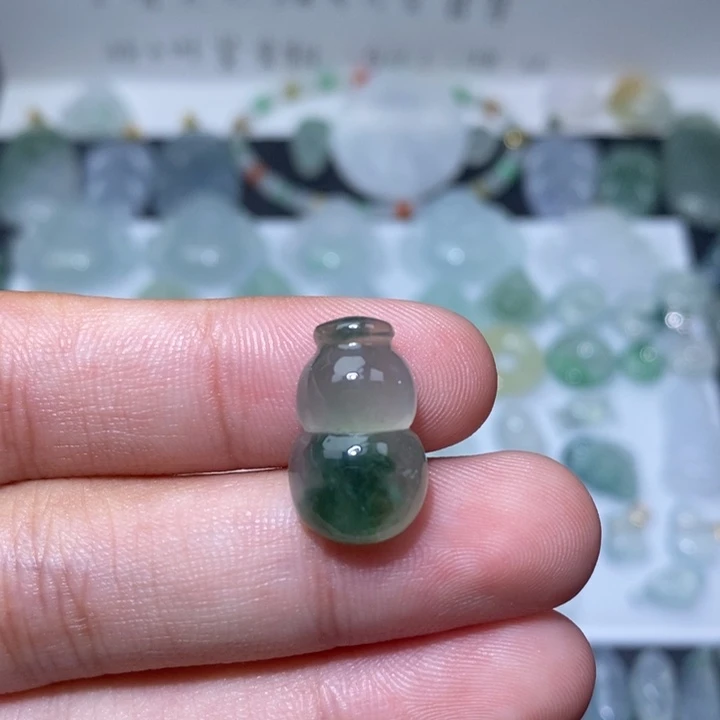 翡翠未镶嵌颈饰冰飘花葫芦