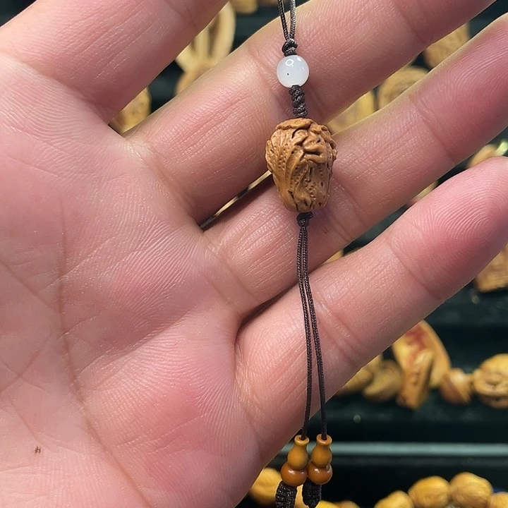 小***富纯手工制作桃核白菜吊坠