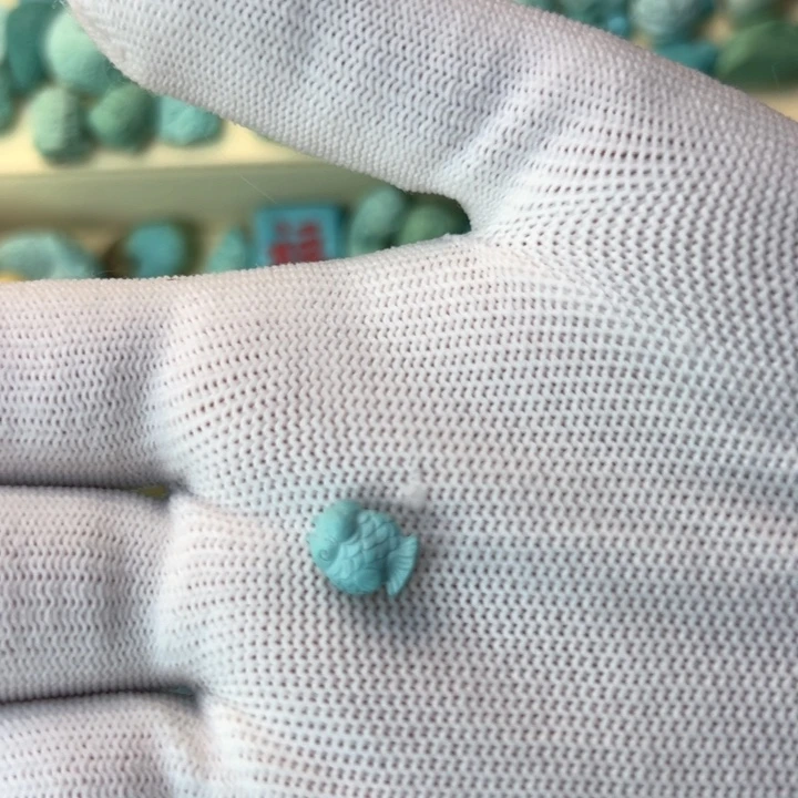 绿松石颈饰未镶嵌元****?