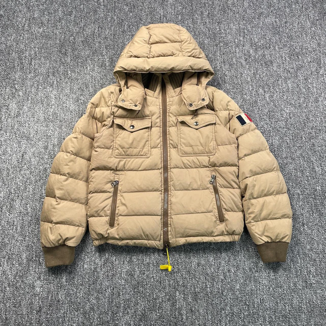 95新 蒙口 7084/Moncler 卡其色logo贴饰连帽羽绒服外套/2码/95新