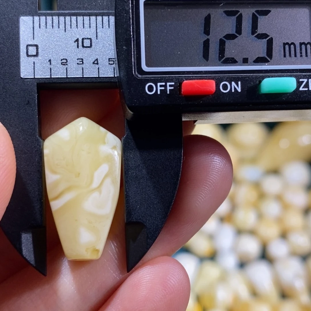 蜜蜡裸石未镶嵌配饰