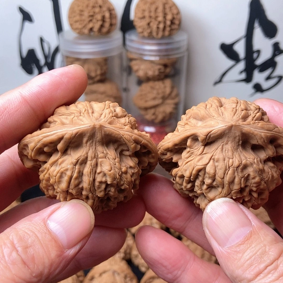 桃核把件振**华文玩核桃王勇官帽