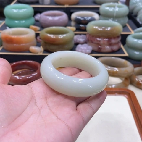 未镶嵌手镯石英质玉