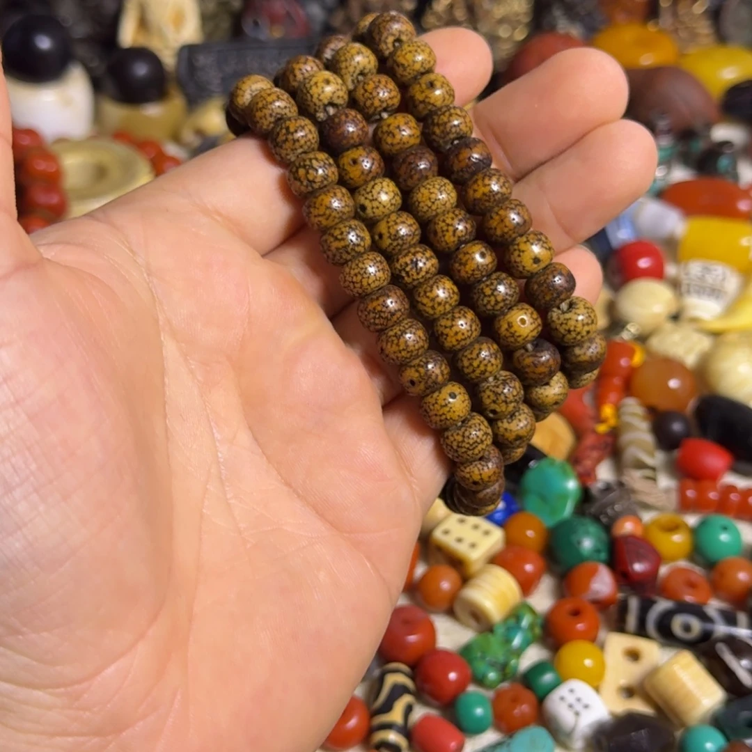 琉璃颈饰念珠如图