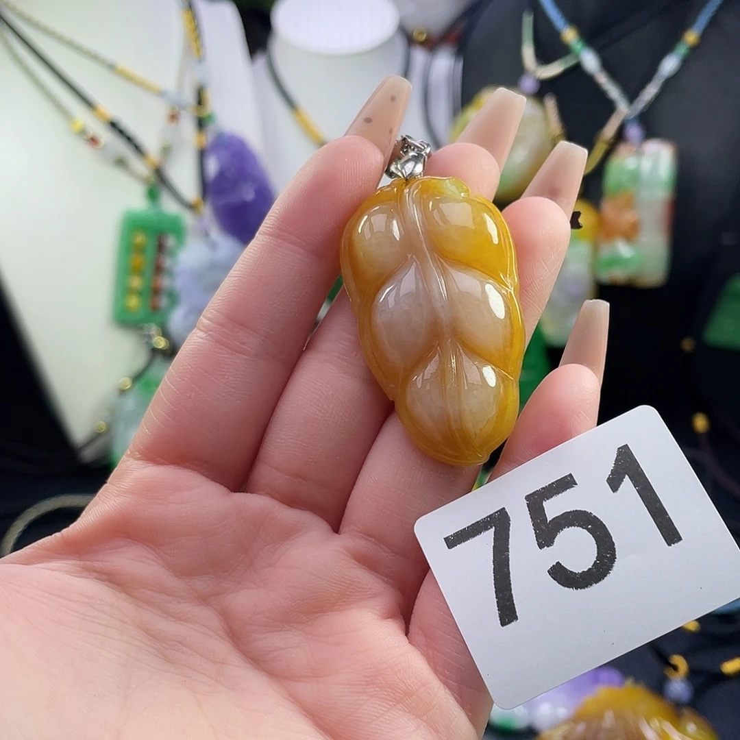 翡翠未镶嵌吊坠(赠链)