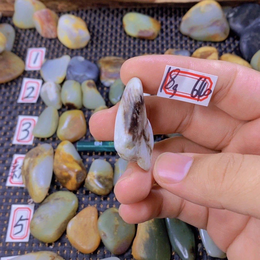 颈饰未镶嵌和田玉（糖玉）